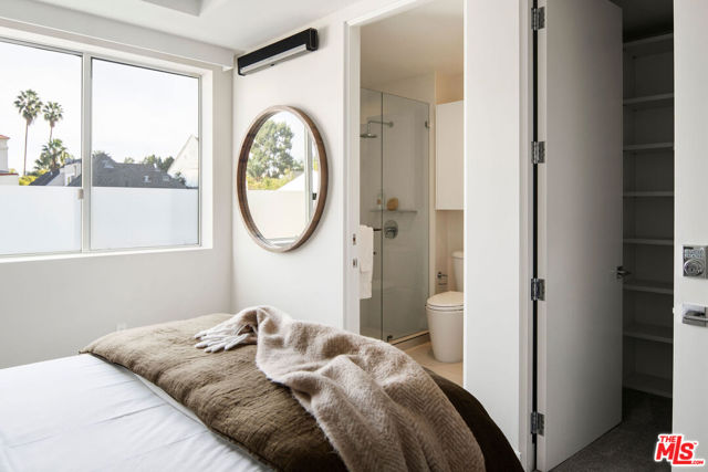 460 N Palm Drive, Beverly Hills CA: https://media.crmls.org/mediaz/030835af-5d03-4ca8-afbc-1c77a2597514.jpg