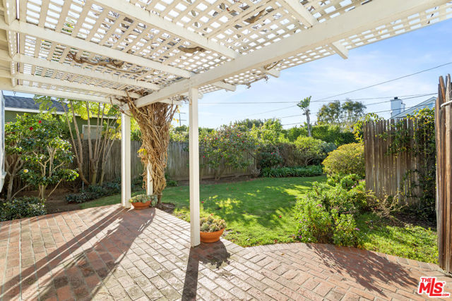 507 El Medio Avenue, Pacific Palisades CA: https://media.crmls.org/mediaz/0308408b-615d-4b5a-a540-3e80f6044ca9.jpg