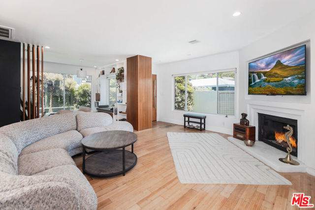 905 Pine Grove Avenue, Los Angeles CA: https://media.crmls.org/mediaz/03092edc-055b-4786-9555-f5752b2927e5.jpg