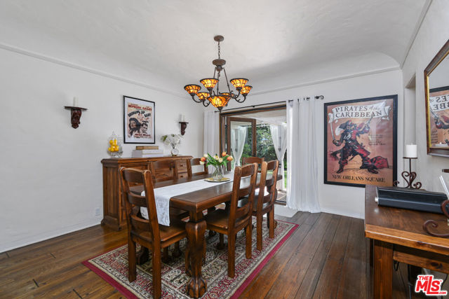 10344 Woodbridge Street, Toluca Lake CA: https://media.crmls.org/mediaz/0309861e-9bc7-46e6-a285-207b66d4a310.jpg