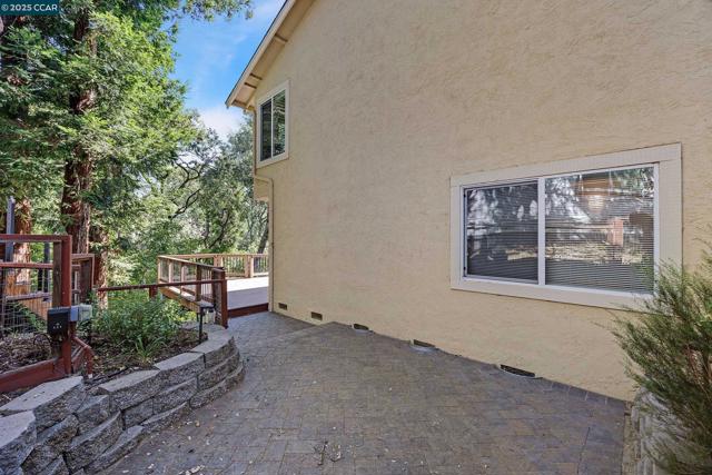 14 Saint Louis Ln, Pleasant Hill CA: https://media.crmls.org/mediaz/030a1328-5037-4756-b203-827f2d8a1048.jpg