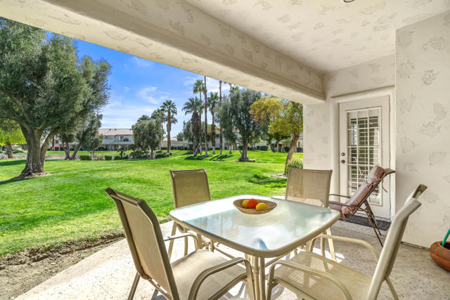 280 Vista Royale W Circle, Palm Desert CA: https://media.crmls.org/mediaz/030a9e92-727b-4ee6-83a8-627c208d64bc.jpg