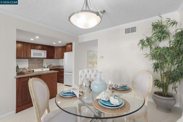 1525 Canyonwood Ct, Walnut Creek CA: https://media.crmls.org/mediaz/030abbdc-9559-454c-ab10-2692d756a411.jpg