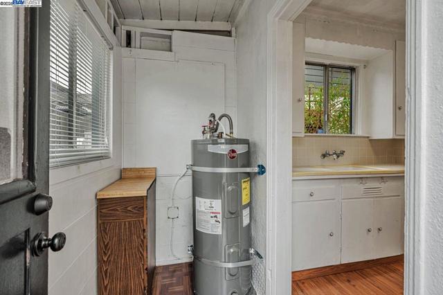 1560 Lincoln Ave #B, Alameda CA: https://media.crmls.org/mediaz/030ad6f7-34d0-4ffa-8fd7-1016fe7832c0.jpg