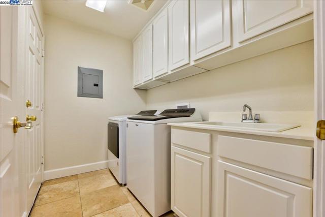 5615 Applegate Way, Dublin CA: https://media.crmls.org/mediaz/030aec00-923d-4958-b545-b91df1a2266d.jpg