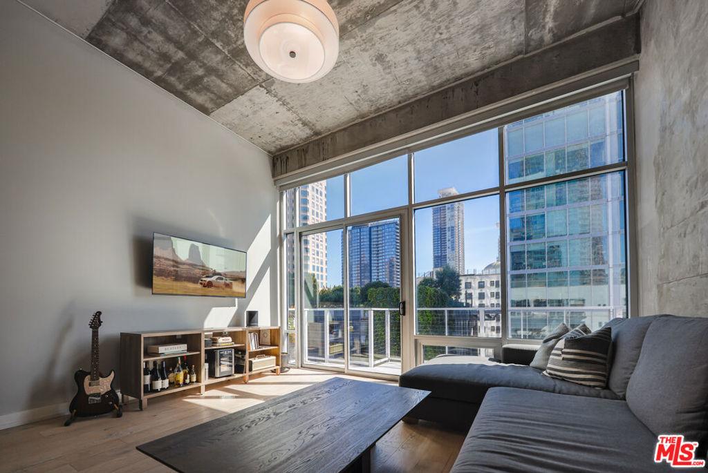 645 W 9th Street Unit 723
