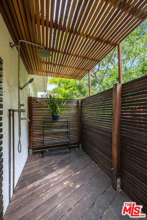 2620 Rutherford Drive, Los Angeles CA: https://media.crmls.org/mediaz/030b4761-abdb-4889-88ab-a81772846800.jpg