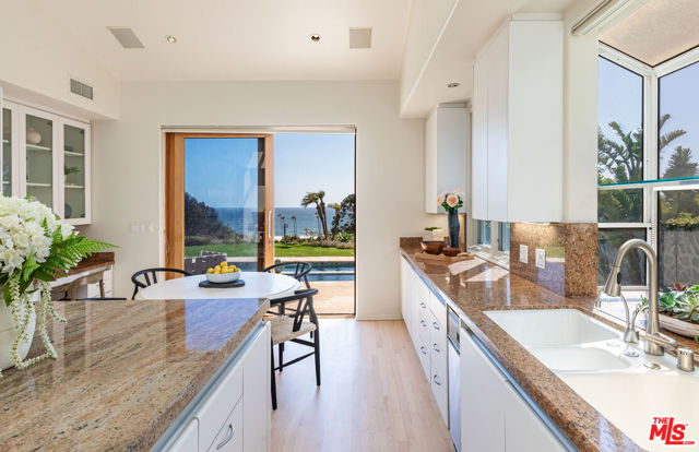 6417 Merritt Drive, Malibu CA: https://media.crmls.org/mediaz/030b615c-06b0-4dd2-8f13-3ca043b4613c.jpg