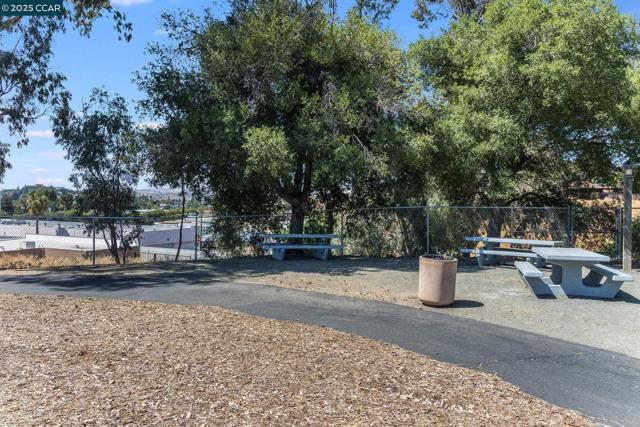 289 Crestview Ave, Martinez CA: https://media.crmls.org/mediaz/030b61f9-1265-425e-9f81-c81982c5967c.jpg