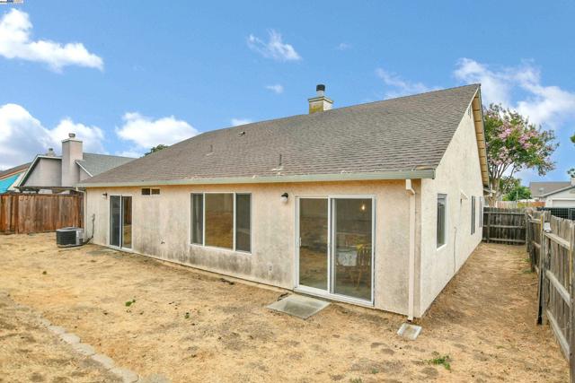 1218 Fetzer Ln, Oakley CA: https://media.crmls.org/mediaz/030bb51b-7d78-4a7f-91c9-59b3ec949499.jpg
