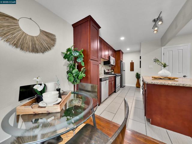 2033 Sierra Rd, Concord CA: https://media.crmls.org/mediaz/030c63b1-ebd7-42dd-a120-79e649659bc1.jpg
