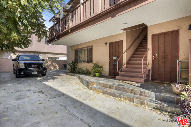 1111 S Holt Avenue, Los Angeles CA: https://media.crmls.org/mediaz/030cc22d-4849-4523-b00d-028e75d0ed9d.jpg