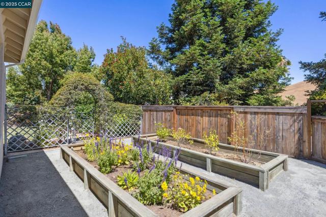 109 Forest Hill, Clayton CA: https://media.crmls.org/mediaz/030cc250-e4b3-4e6c-a96e-1f3ab2344422.jpg