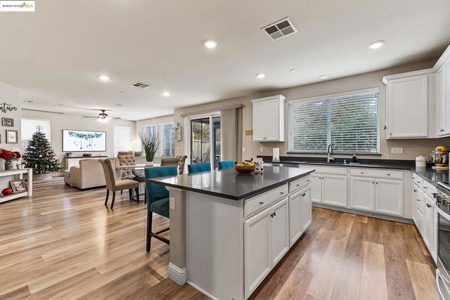 716 Cabada Dr, Brentwood CA: https://media.crmls.org/mediaz/030cca5a-007e-4d7b-bb85-d2b440c64c35.jpg