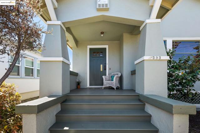 393 43Rd St, Oakland CA: https://media.crmls.org/mediaz/030cf911-651a-4d79-a672-0e11476c5b97.jpg