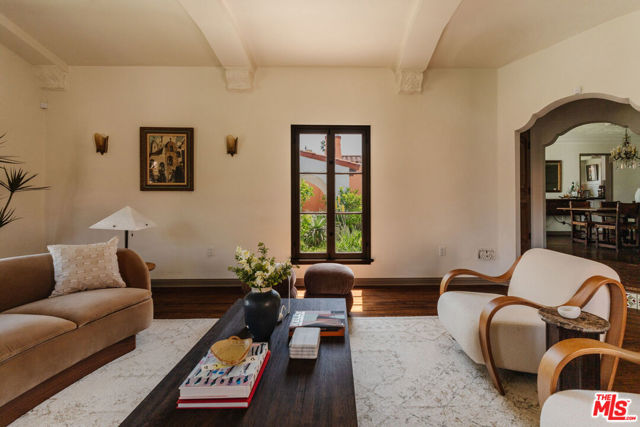 3975 Sutro Avenue, Los Angeles CA: https://media.crmls.org/mediaz/030d2b3b-4883-41a1-90f7-17d34dc0ee1f.jpg