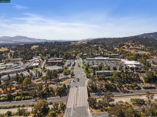 321 Via Cordova Ln, Martinez CA: https://media.crmls.org/mediaz/030df34c-bed5-4c7b-95fa-c38ae2b1fd5d.jpg