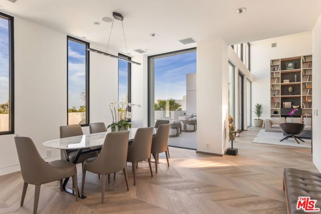 9405 Sierra Mar Place, Los Angeles CA: https://media.crmls.org/mediaz/030e24a9-8906-49ce-930e-4754b54b58d7.jpg
