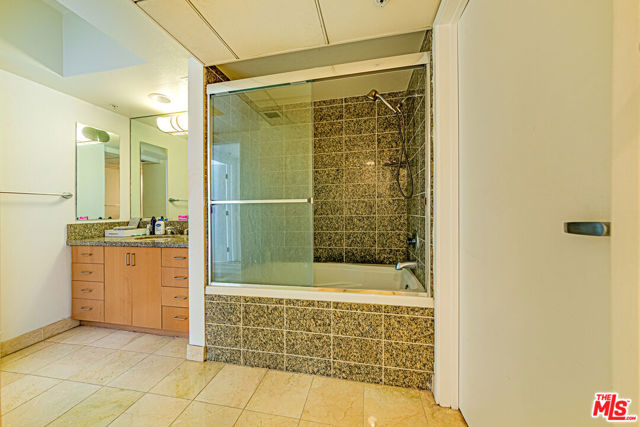 13700 Marina Pointe Drive, Marina del Rey CA: https://media.crmls.org/mediaz/030edb26-0310-4cea-b9d8-b3df198b5348.jpg