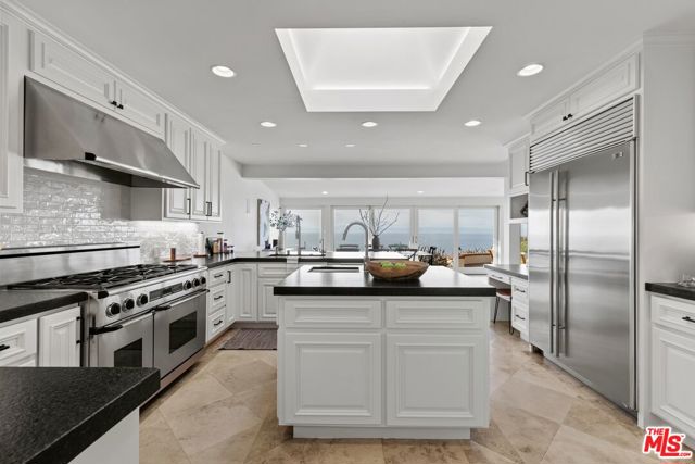 1115 Palos Verdes Drive West Drive, Palos Verdes Estates CA: https://media.crmls.org/mediaz/030f7973-ccac-46e4-be18-6f94eb0e4fe0.jpg