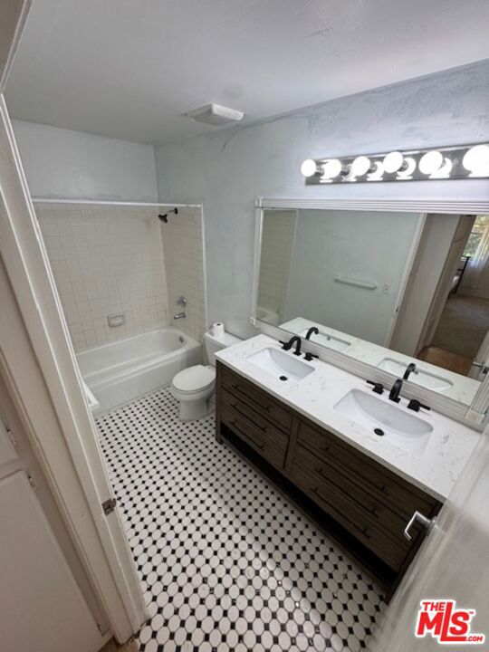 5036 Echo Street, Los Angeles CA: https://media.crmls.org/mediaz/03101d38-5d43-46f9-8899-e4a5ba8bdcad.jpg