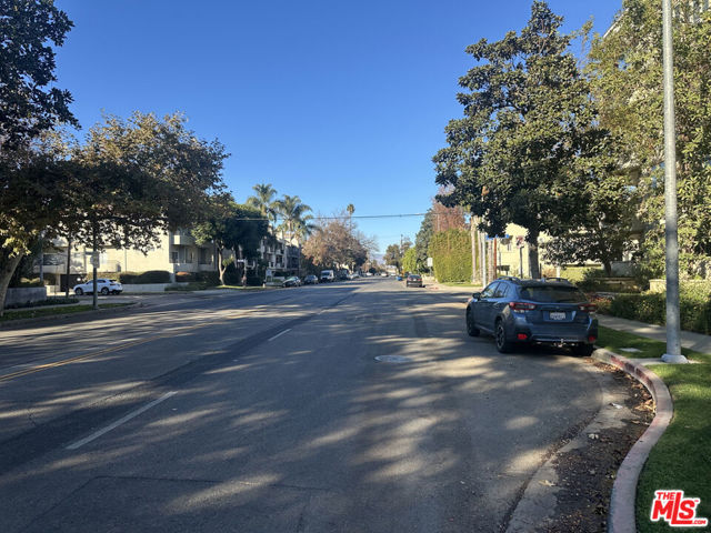 4248 Whitsett Avenue, Studio City CA: https://media.crmls.org/mediaz/0310981c-5143-423e-ba5f-5275662abbe8.jpg