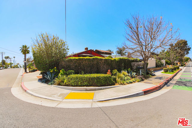 535 Hamilton Street, Costa Mesa CA: https://media.crmls.org/mediaz/0310ad3e-d8c1-4c05-8b24-919443d1c8e6.jpg