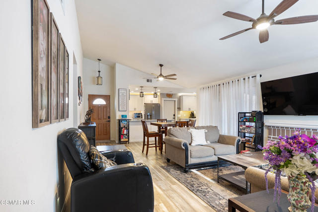 6691 Pecan Avenue, Moorpark CA: https://media.crmls.org/mediaz/0310f9f7-29ac-4aa3-9708-ef5b7abe2191.jpg