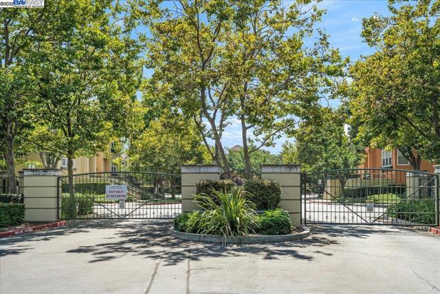 3583 Madison Cmn, Fremont CA: https://media.crmls.org/mediaz/03110e04-e5ab-496e-bf7c-e7340b2bb415.jpg