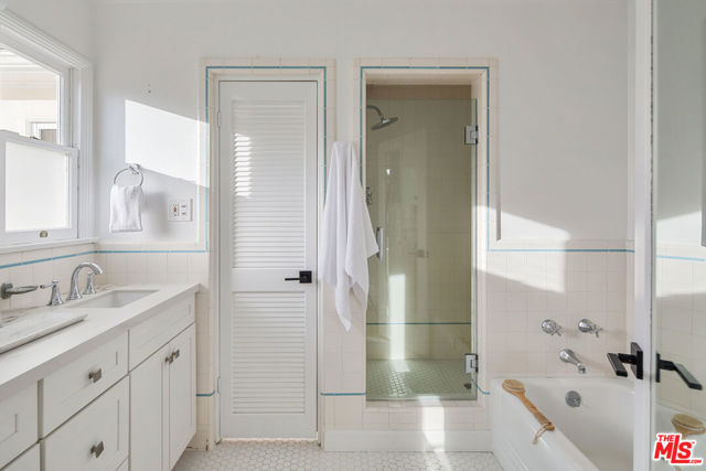 625 N Sierra Drive, Beverly Hills CA: https://media.crmls.org/mediaz/0311c9a4-2a06-47d1-914b-e8cc33c30938.jpg