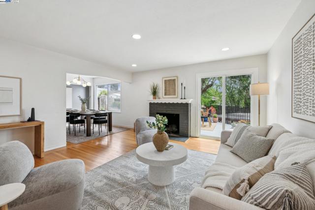 4859 Seaview Ave, Castro Valley CA: https://media.crmls.org/mediaz/03127917-778e-426b-87fc-14339d347c58.jpg