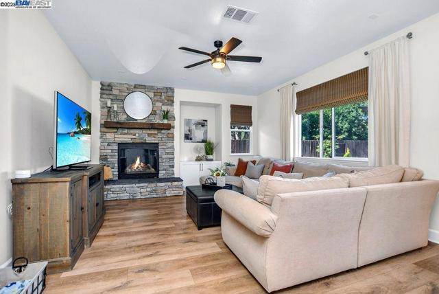 632 Dickinson Ct, Discovery Bay CA: https://media.crmls.org/mediaz/0313c936-2a64-4228-b1f2-2217eb31ca2c.jpg