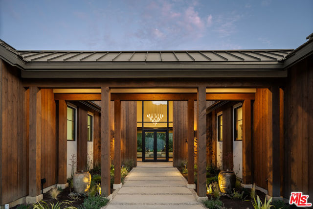 26719 Mulholland Highway, Calabasas CA: https://media.crmls.org/mediaz/0316b68b-85fb-4521-aece-058f22c2268f.jpg