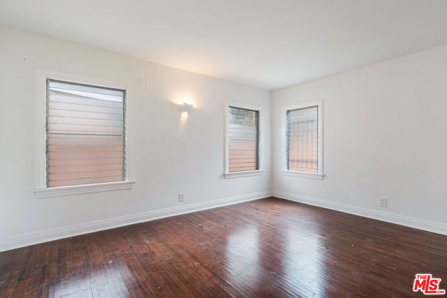 127 S Carson Road, Beverly Hills CA: https://media.crmls.org/mediaz/031701a6-52aa-4ffd-a29b-088935e6ede3.jpg