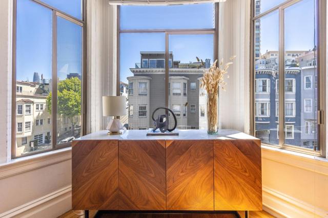 806810 Union Street, San Francisco CA: https://media.crmls.org/mediaz/03172155-b080-4d9d-abe6-c9e418001d25.jpg