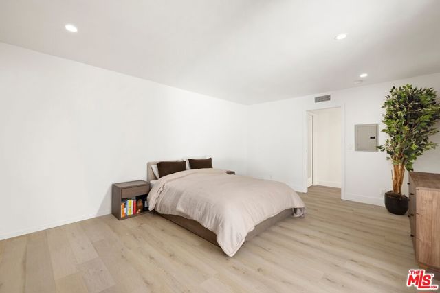 906 N Doheny Drive, West Hollywood CA: https://media.crmls.org/mediaz/03186165-0e89-4994-8f90-1717083f6ebb.jpg
