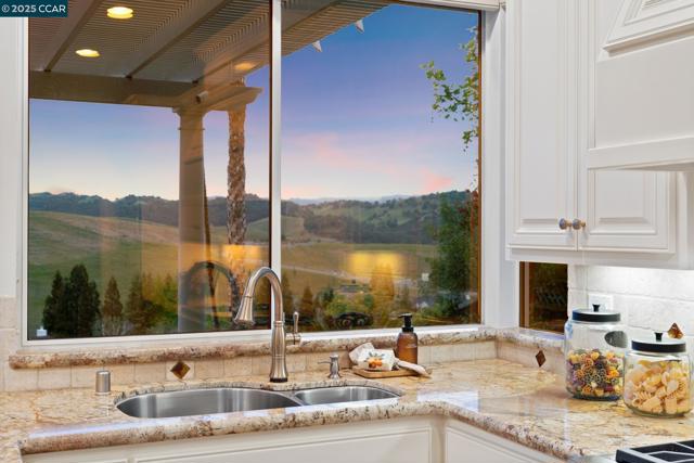 460 Silver Hollow Drive, Walnut Creek CA: https://media.crmls.org/mediaz/0319dc1c-5265-4b37-a094-8d2f2eca9ac5.jpg