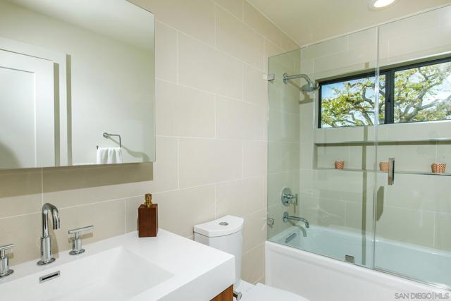 2641 Costebelle Dr, La Jolla CA: https://media.crmls.org/mediaz/031c8ae3-6c00-40b2-aa6e-39b7893cbce8.jpg