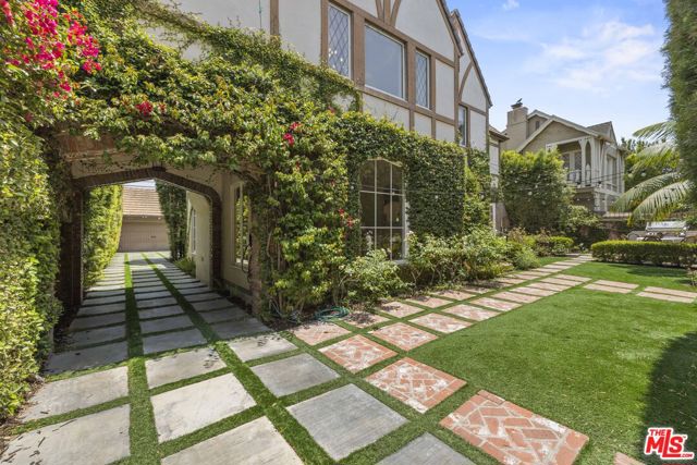736 S Cloverdale Avenue, Los Angeles CA: https://media.crmls.org/mediaz/031ce4de-21ab-44bd-aef7-7013d9595d84.jpg