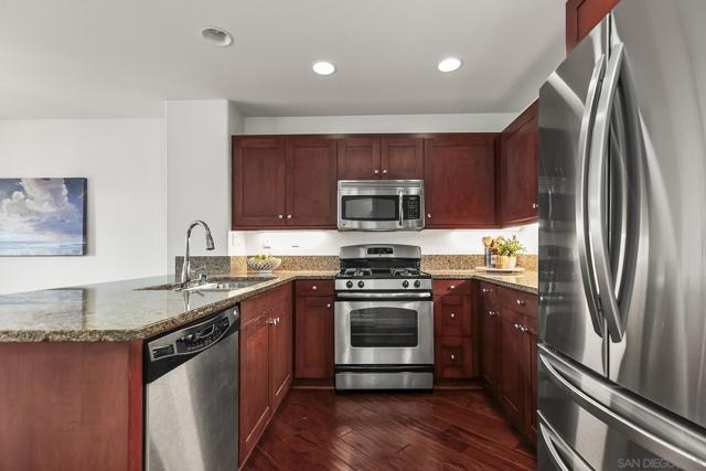 3528 Shoreline Bluff Ln, San Diego CA: https://media.crmls.org/mediaz/031cf957-90c4-4013-80c2-9d368f05e0f0.jpg