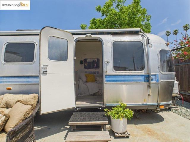 2602 Adeline St, Oakland CA: https://media.crmls.org/mediaz/031d630d-6f57-4d25-bc21-ae3c7bd14ed3.jpg