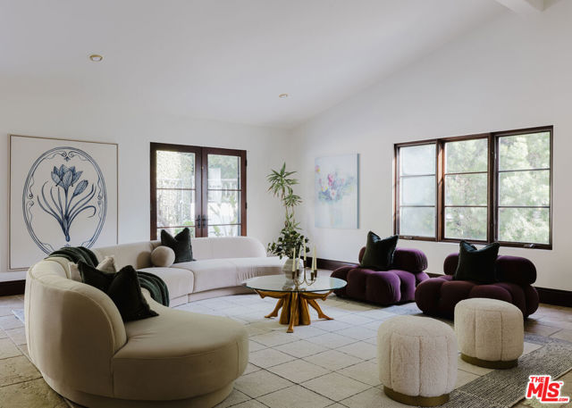 9301 Cherokee Lane, Beverly Hills CA: https://media.crmls.org/mediaz/031da6c1-26e5-45fa-b0c0-1abbff0950ff.jpg