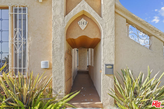 1143 S Rimpau Boulevard, Los Angeles CA: https://media.crmls.org/mediaz/031e92b6-001a-49e9-9ccf-dbc9058a2f64.jpg