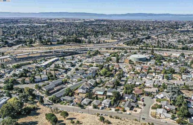 19975 JOHN DR, Castro Valley CA: https://media.crmls.org/mediaz/031f18e9-6a8e-4477-a9be-7aea99c2683c.jpg