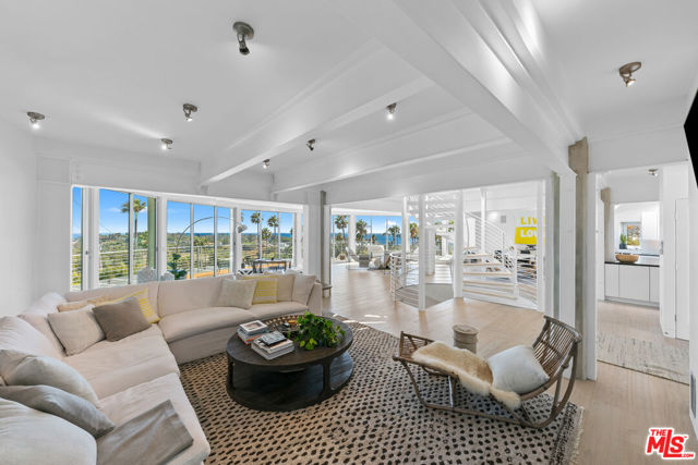 6375 Gayton Place, Malibu CA: https://media.crmls.org/mediaz/031f5f2a-a432-44e8-8bf3-1b6459ddd330.jpg