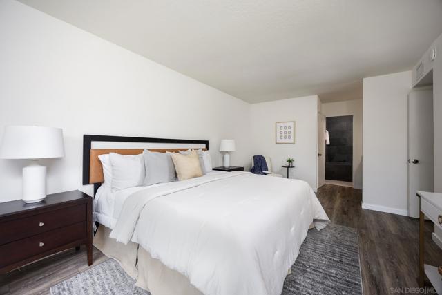 345 N Melrose Dr, Vista CA: https://media.crmls.org/mediaz/0320333b-9f61-4763-8804-181e25de2079.jpg