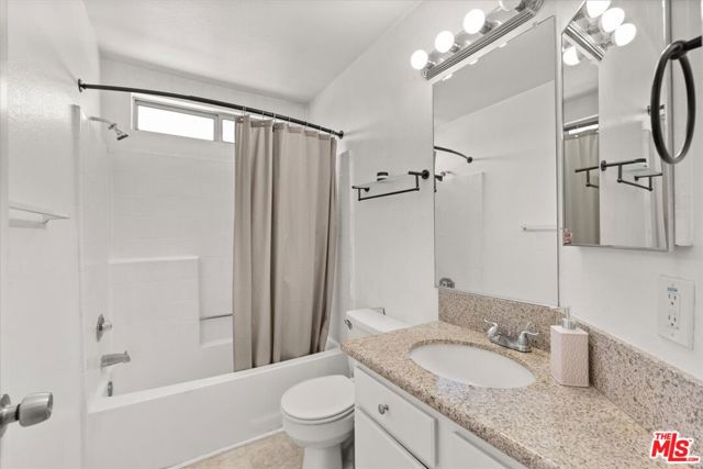 3228 Rollingridge Avenue, Palmdale CA: https://media.crmls.org/mediaz/0320c2fd-4716-47e4-8815-d7a72bc0ebe8.jpg