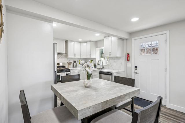 215 N Granados Ave, Solana Beach CA: https://media.crmls.org/mediaz/0321ce39-c06f-4534-b937-e76a8e796424.jpg