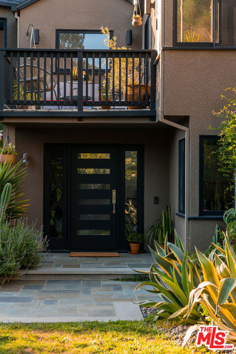 25761 Vista Verde Drive, Calabasas CA: https://media.crmls.org/mediaz/0321f440-cf33-4c19-9b1b-dc752a5b9514.jpg