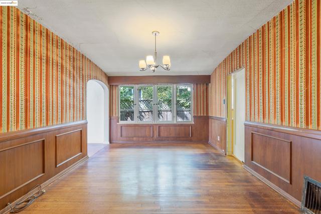 1136 S Ridgeley, Los Angeles CA: https://media.crmls.org/mediaz/0322d776-3e22-4df6-8675-25b3b87473cb.jpg